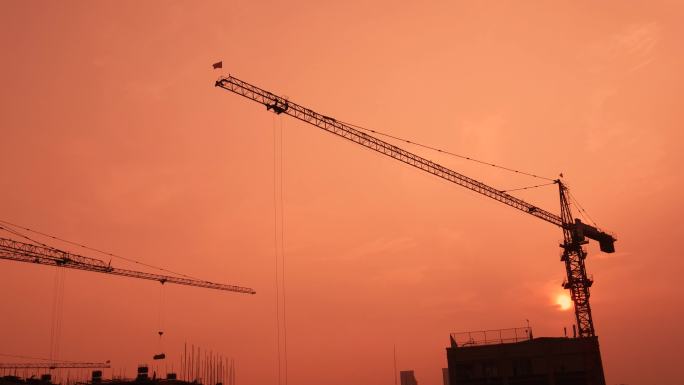 夕阳下城市建设工地塔吊施工建设视频素材