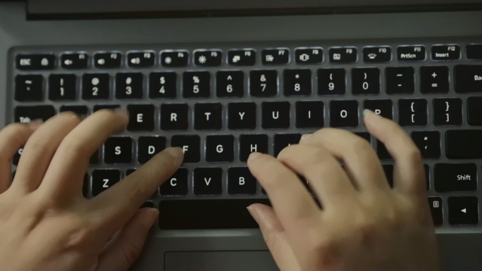 疫情期间美女在家办公用电脑敲键盘