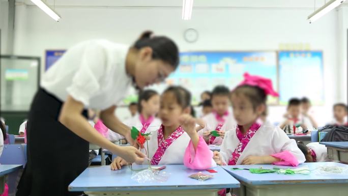 端午节做香包穿民族服装