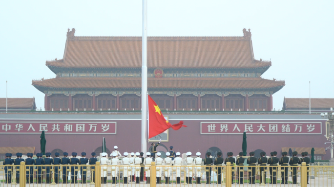 北京天安门广场观看升旗