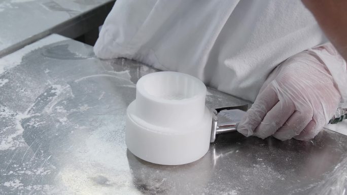 月饼工厂制作冰皮月饼生产过程