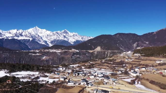 航拍远眺雪山下的村庄