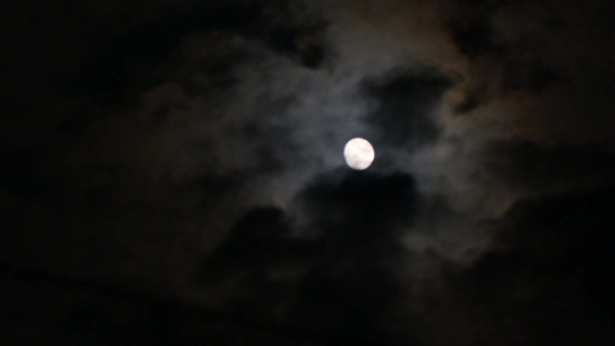 夜晚月亮穿云乌云遮月
