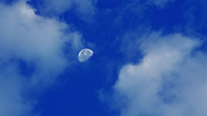 云层中月亮露出丨4K丨原创
