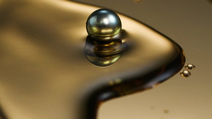 水中的黑珍珠在金色盘子里视频素材
