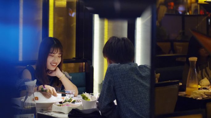 餐厅一堆男女情侣吃饭女生微笑V