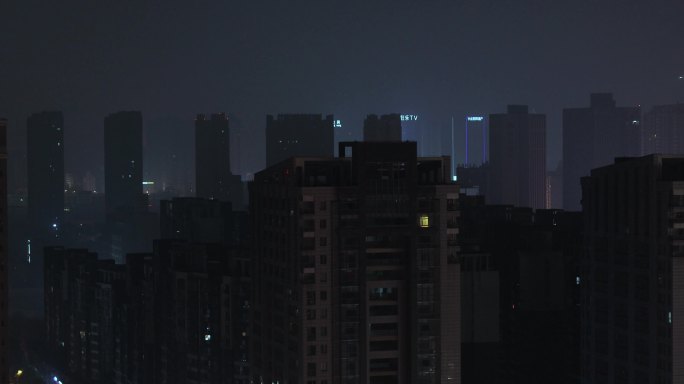 4K城市有雾的夜晚