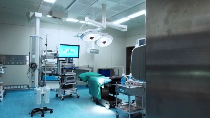 镜头运动，走进一个空旷的手术室手术台