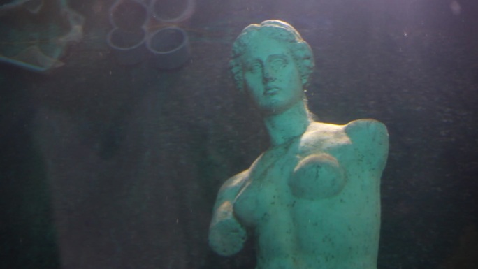 水中的维纳斯雕塑特写