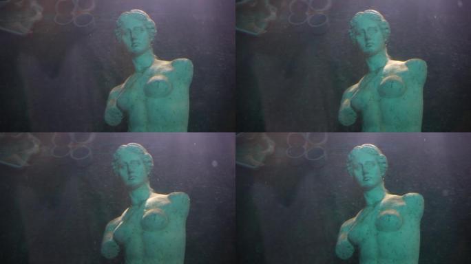 水中的维纳斯雕塑特写