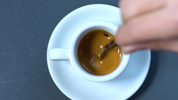 手冲咖啡搅拌咖啡豆掉落