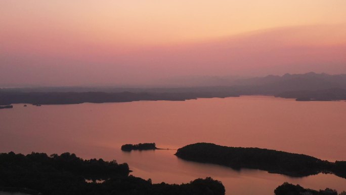 4K大气航拍夕阳湖面