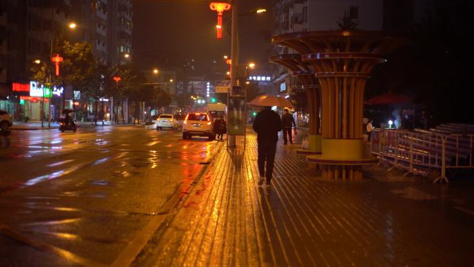 4K拍摄小县城雨夜深夜冷冷清清的街道