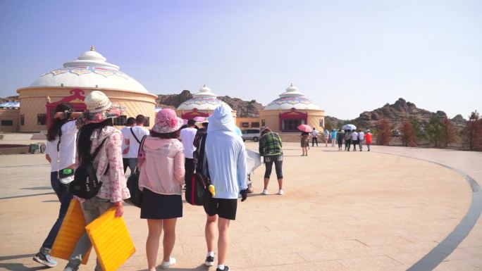 游客走进蒙古包