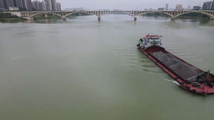 黄金水道货船穿过城市桥梁