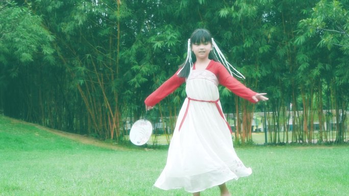 穿古装汉服的小女孩在公园玩耍跳舞转圈视频