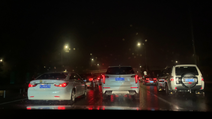 雨夜间凌晨城市高速驾驶汽车堵车4k