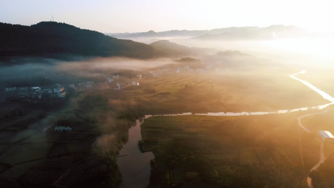 金色晨雾下的乡村丨4K丨航拍原创