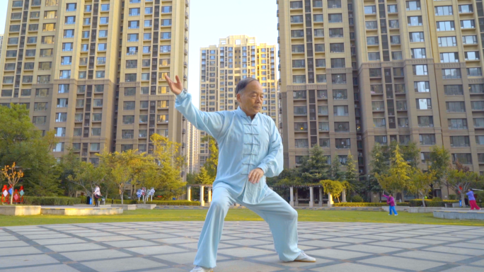 4K清晨阳光-小区太极老人