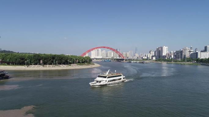 航拍轮渡汉江驶入长江，江水交汇泾渭分明