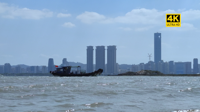 【欢迎商用】4K城市海岸前的渔船