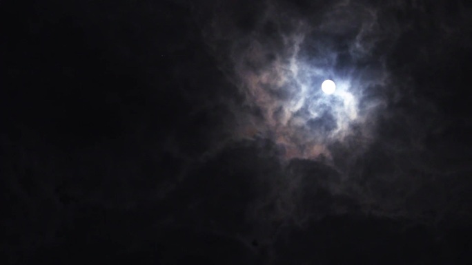 飘过月亮的云彩