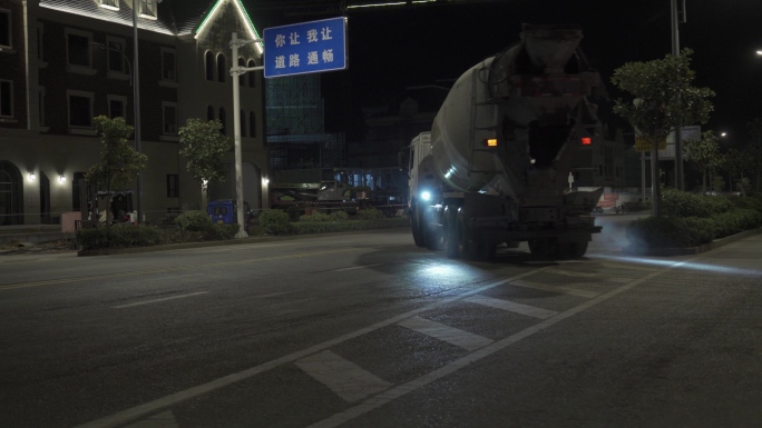 【4K】夜间行驶的水泥罐车辆
