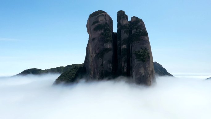云雾中的九嶷山三分石