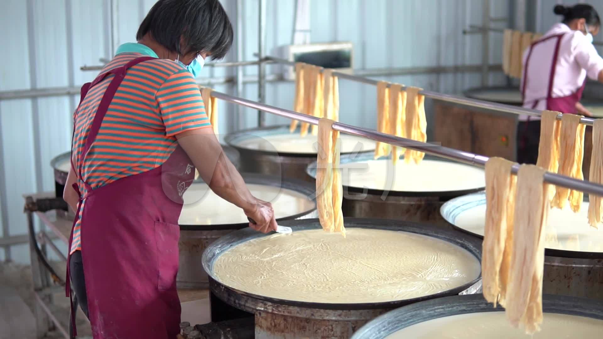 高清唯美传统手工制作腐竹实拍画面