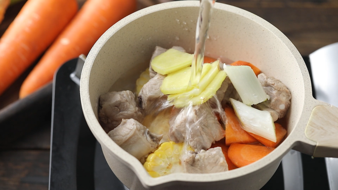 健康美味的玉米排骨汤美食高清视频素材