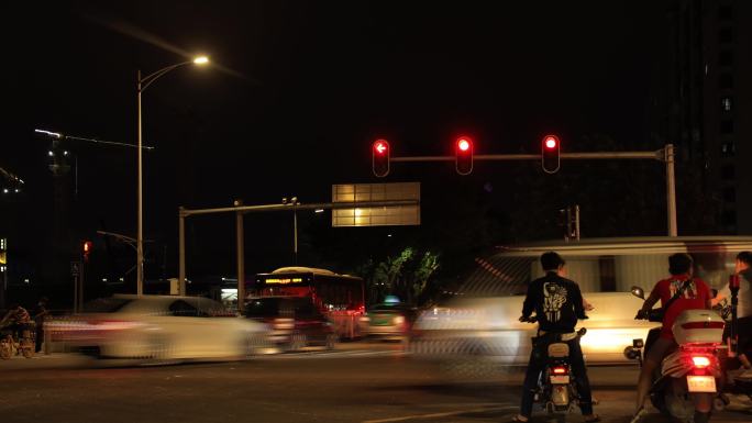 转角路口夜景车流延时光圈公交站人来人往灯