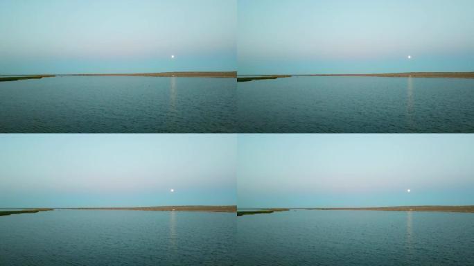早晨河边的月亮