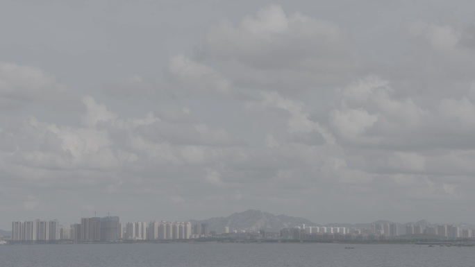 4k间隔拍摄流动的白云和海滨城市（灰片）