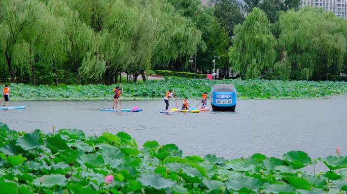 朝阳公园湖面皮划艇少年儿童玩耍