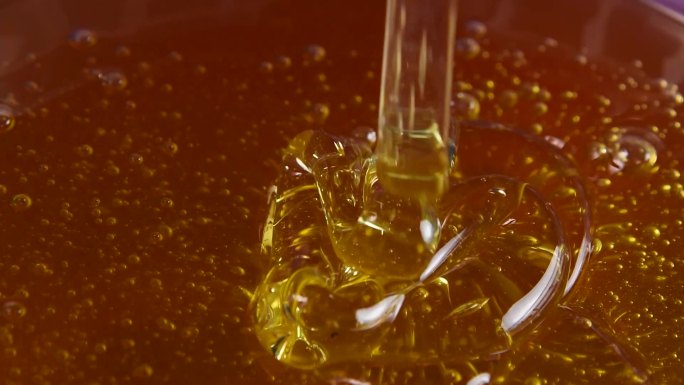 金黄蜂蜜浓稠液体流动诱人