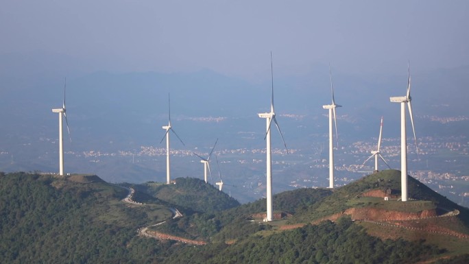 粤西山区风力发电大风车空镜头