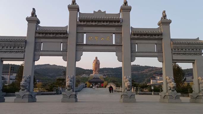 尼山圣境孔子像