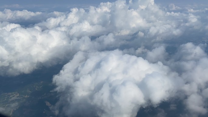 飞机穿梭云层过程