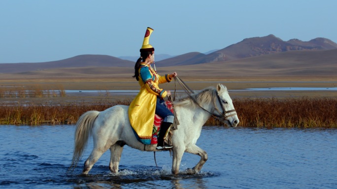 骑白马的蒙古族女孩