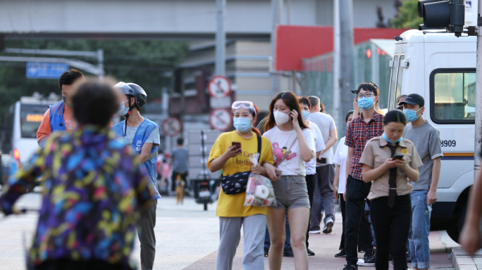 北京疫情，上班，戴口罩，人流，行人