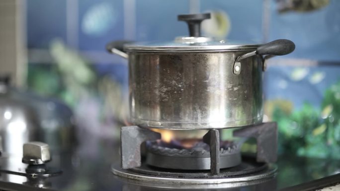 汤水溢出浇灭燃气