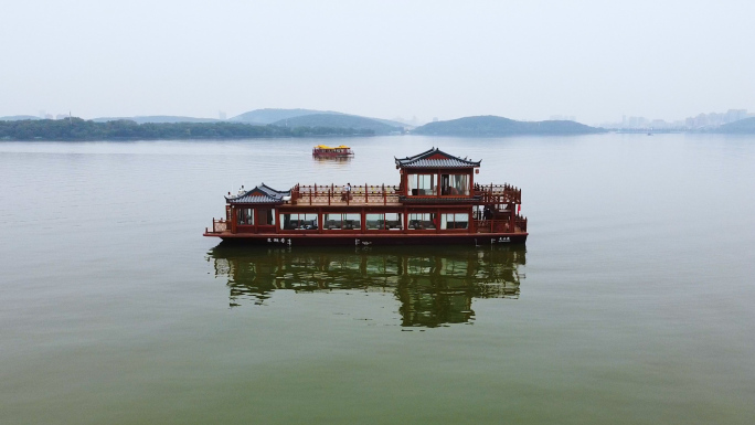 武汉东湖码头游船行驶4K航拍