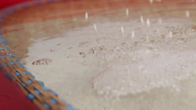 酒酿糯米淘米过程