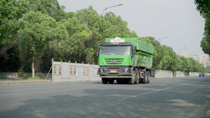 4k-绿色渣土车-道路行驶实拍