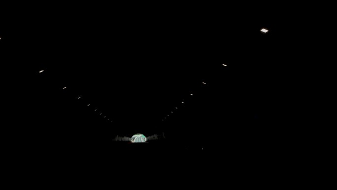 高速公路行驶出口隧道由黑变亮