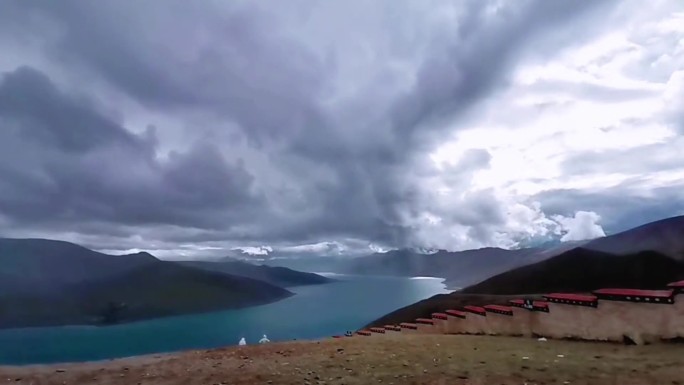 羊湖流云河面蓝天白云