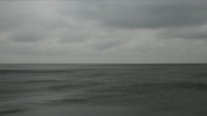 下雨前大风吹湖面_阴沉昏暗天空