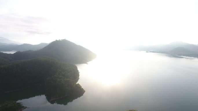 飞过千岛湖大桥方爬升飞上云海