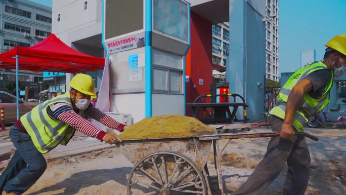 城市建设深圳建设道路施工双人推车拉车挖路