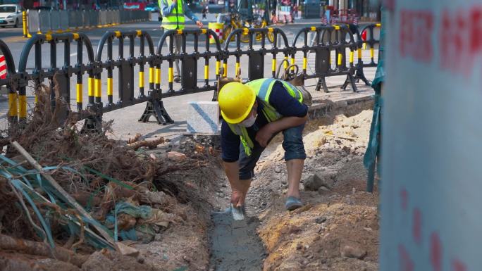 城市建设深圳建设道路围挡施工挖路